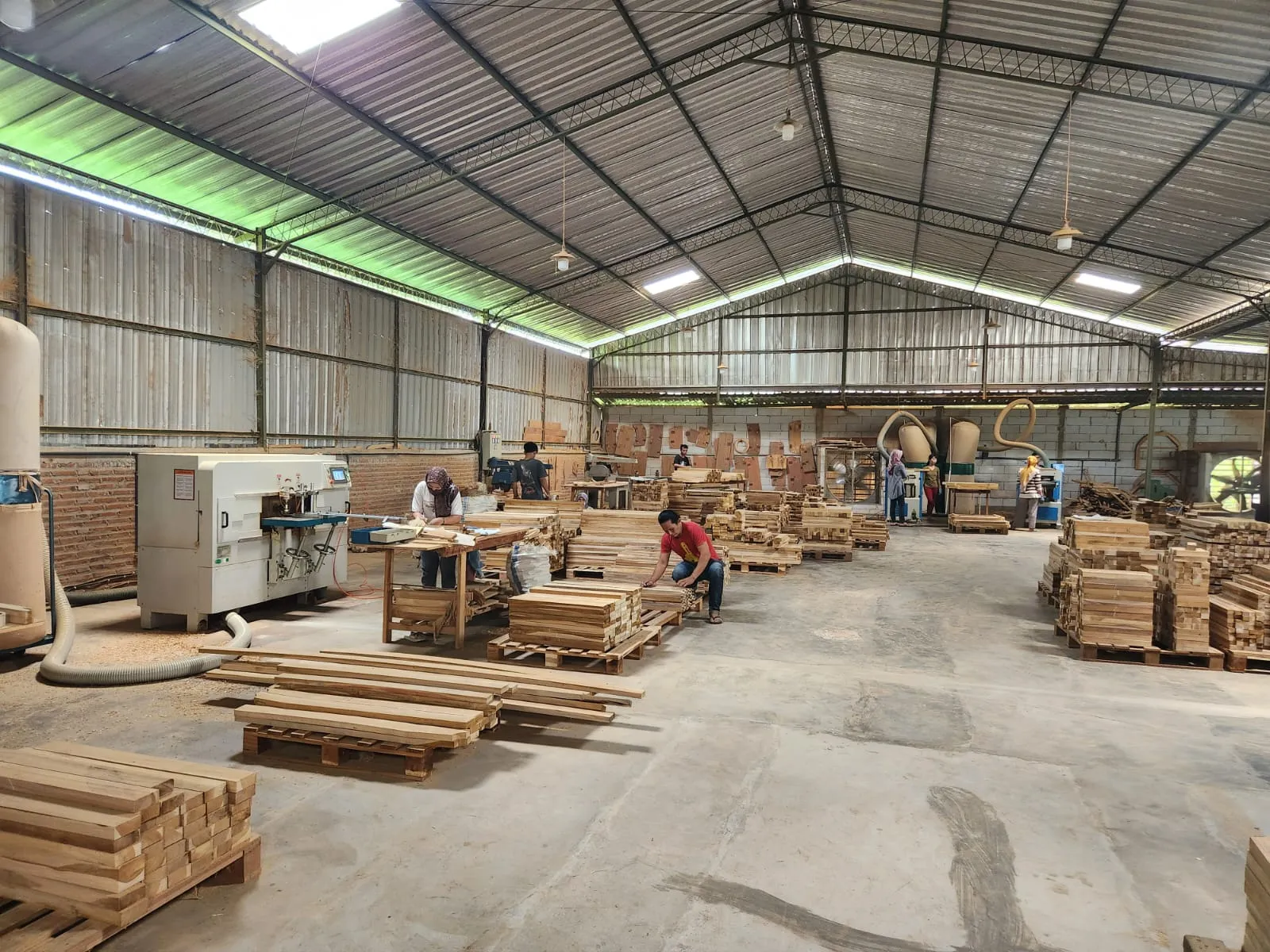Kỹ sư Lotus tư vấn kỹ thuật trực tiếp tại xưởng sản xuất nội thất